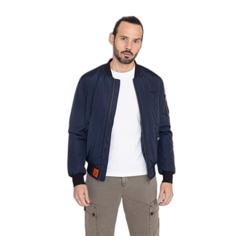 La giacca bomber diventa chic 